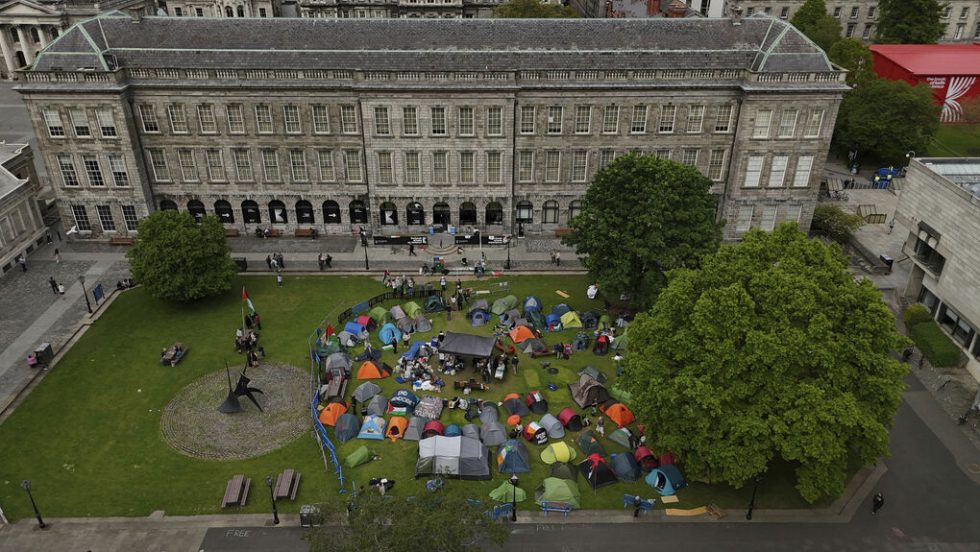 Το Trinity College στο Δουβλίνο και το καμπ των αλληλέγγυων φοιτητών